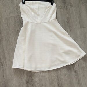 Elegant White Strapless Dress